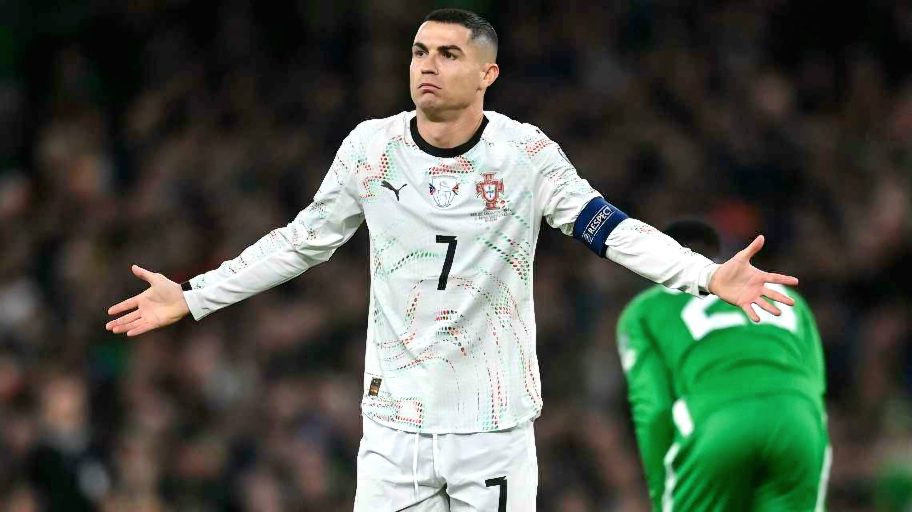 بعد 22 عامًا مع البرتغال… رونالدو يتلقى أول بطاقة حمراء دولية ضد إيرلندا