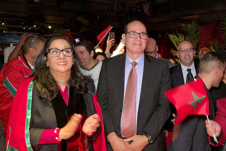 الجالية المغربية ببرشلونة تحتفي ببادو الزاكي وتفرح بتأهل الأسود إلى ربع النهائي